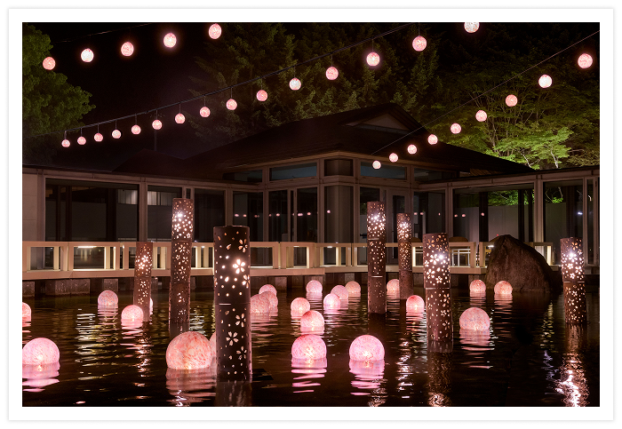 施設のメインスペース「津軽四季の水庭」に、津軽地方の伝統工芸品である「津軽びいどろ」と「津軽金山焼」の灯篭をしつらえ、一足早い春の訪れを表現。満開の桜が夜を明るく照らす情景を表す「花明かり」をテーマに、水面に浮かぶ華やかな灯りが幻想的な空間を演出します。優しく揺れる光に包まれながら、心安らぐ夕食後のひとときを過ごせますよ。