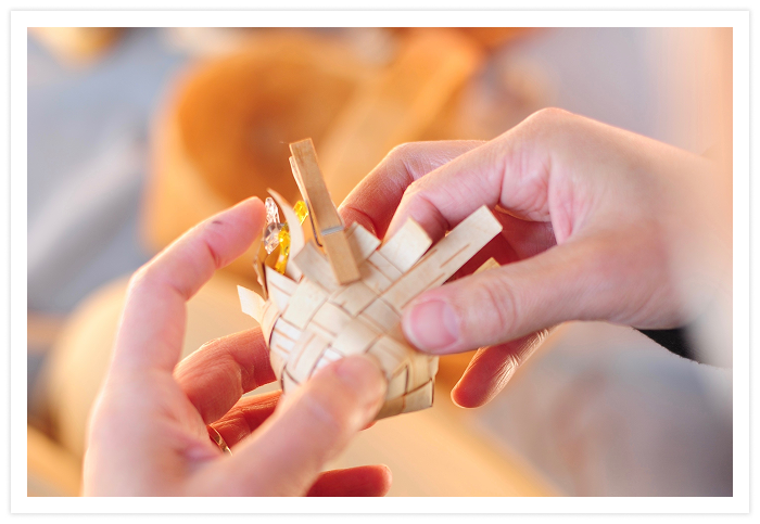 長野県に自生する白樺の樹皮を使ったクラフト体験では、心地よい集中を。手先に意識を向けながら樹皮を手編みし、小物入れを作ります。樹皮の質感や樹木の香り、縞模様の美しさ。五感を研ぎ澄ませながら自分の手で作り上げる時間が創造性を刺激してくれます。