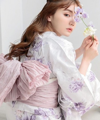 着付けに慣れないと帯を結ぶだけでも汗だくになりがちです。初心者は兵児帯の方が結びやすく、崩れた時のリカバリーが簡単です。薄手で柔らかく幅広なので、お腹周りの締め付けや暑さの負担が少ない点でもおすすめです。