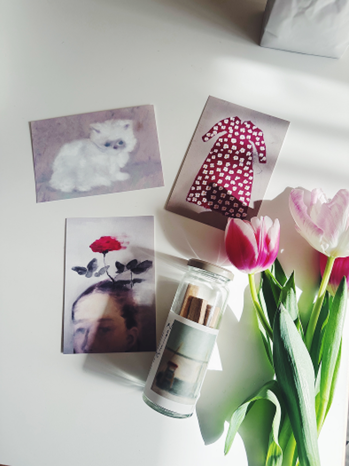 ポストカードで白壁を飾る。
素敵なアートが身近にある嬉しさ