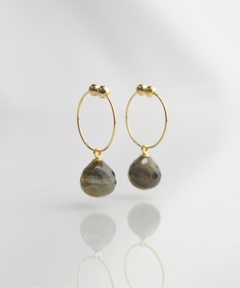 丸みを帯びたドロップ型のノンホールピアス。ブラスのパーツが耳たぶをソフトにキャッチし、一見ピアスを装着しているよう。細かいカッティングが光を繊細に反射します。


☑仕様：クリップ式
☑素材：ブラス・ラブラドライト（オリーブ）
