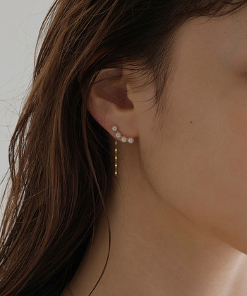 小粒の淡水パールがアーチ状に連なり、繊細なチェーンがチャームのように揺れるエレガントなノンホールピアス。金具が目立たないクリップ式で、オフスタイルにもドレスアップシーンにも似合います。


☑仕様：クリップ式
☑素材：K10 イエローゴールド・淡水パール