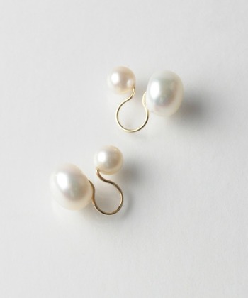2粒の淡水パールが上品なノンホールピアス。6mmホワイトパールとしっかり存在感のあるボタンパールのリバーシブル仕様で、上質な光沢が耳元をエレガントに演出します。フック部分がU字になっているので、痛くなりにくく耳たぶとの安定感も◎


☑仕様：クリップ式
☑素材：K10イエローゴールド・淡水パール