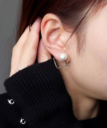 3wayで使えるイヤークリップ。10mmコットンパールと8mmコットンパールをリバーシブルで楽しんだり、大ぶりなパールの指輪としてもOKです。ゴールドとシルバーの2カラー展開で、写真のスクエアのほか、サークルもあります。


☑仕様：クリップ式
☑素材：合金・コットンパール