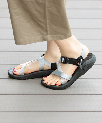 「chaco (チャコ)」 サンダル 社は1989年、「地球と足にやさしく」をモットーに、靴職人だったマーク・ペイジェン氏によって設立されました。従来のスポーツサンダルに満足できなかった彼が生み出した製品は、快適性と耐久性に優れ、口コミで瞬く間に人気が広がったそうです。

ホールド感あるソールに、光沢のあるシルバーのテープが華やかな「Z1 Cloud」は夏の足元を明るく彩ってくれそう。