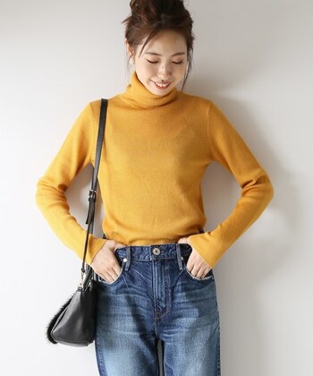 少しオレンジがかったイエローの山吹色ならば、手持ちのベーシックカラーのボトムスに何でもあわせられます。トップスに使えば、顔色を明るくしてくれそう。