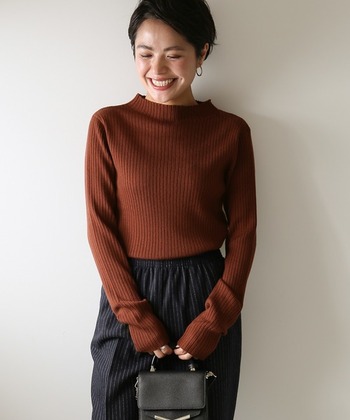 こっくりと落ち着いた栗梅カラーのニットは、シンプルに着こなすだけでも美しい。リブニットだと、すっきりクールな印象に見えます。