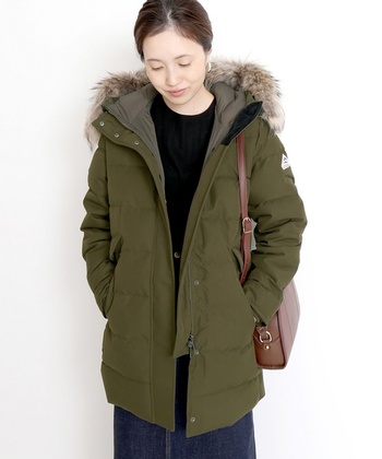 鶯色から派生して、オリーブ色やカーキ色だと、さらに選択肢の幅が広がります。オリーブ色のアウターは秋冬のヘビロテアイテムに。