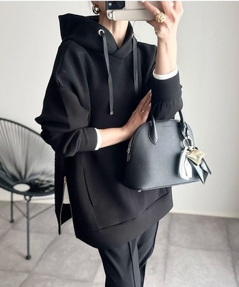 『グレーパーカー』をかっこよく着こなそう！大人女性におすすめのコーデ集