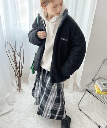 『グレーパーカー』をかっこよく着こなそう！大人女性におすすめのコーデ集