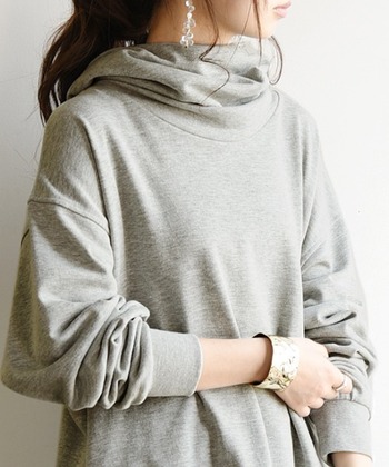 ゆったりシルエットの少しルーズなグレーパーカー。ストンと落ちるシルエットは体型をスッキリ見せてくれます。首元のくしゅくしゅ感がかわいい。