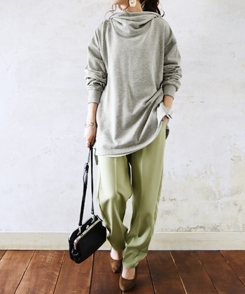 ゆるっとしたロングのパーカーは外しアイテムとして使いましょう。きれいめスタイルにこなれ感を出すことができますよ。ゆったりシルエットに合わせるきれいめ小物が大人の余裕を漂わせます。