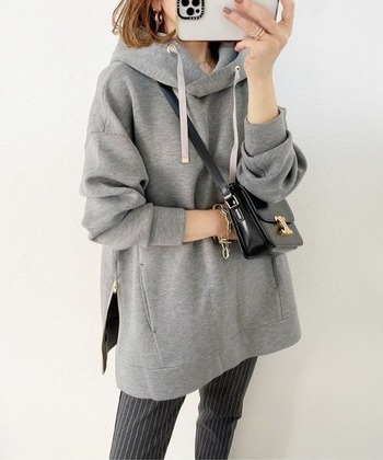 ソフトな肌触りでとっても軽いダンボールニットフーディー。ドロップショルダーが女性らしい。カッコよくシュっとしたデザインで、大人の女性だからこそ似合うスタイリッシュなパーカーです。