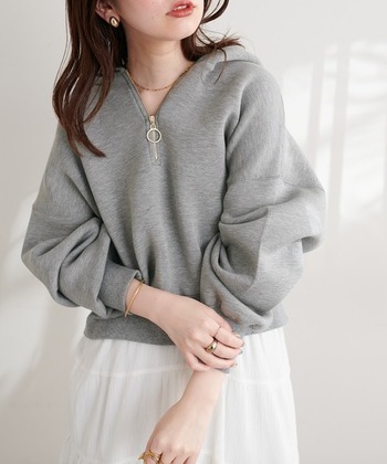 袖がボリューミーなショート丈のプルパーカー。上半身をコンパクトに見せられて小柄さんにもおすすめです。ゴールドのジップについたリングがアクセサリーのようでとっても上品。肩の落ちたドロップショルダーは大人女性をかわいらしく見せてくれますよ♪