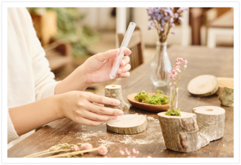 農園「アグリガーデン」では、間伐材を使ってオリジナルの「フラワースタンド」を手作りするアクティビティを開催。さまざまな木材の中から自分のお気に入りを選んで、穴を開けたり削ったり。最後にドライフラワーをガラス瓶に通せば、世界にひとつだけのフラワースタンドが完成。森の素材から生まれるものづくりに、知的好奇心が刺激されそうです。