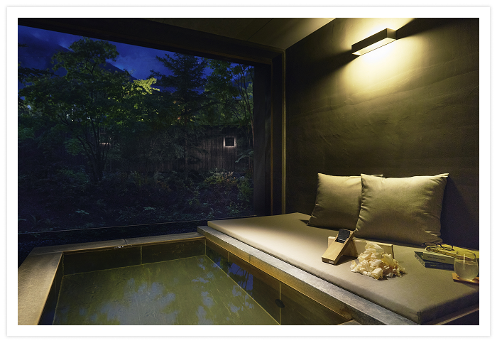 カンナを使って「飛騨檜」の入浴用薄皮を自ら刷り出す「カンナ体験」。削りたての新鮮な檜をお風呂に浮かべることで、温泉の泉質と檜の爽やかな香りが互いを引き立て合い、心身を深く解きほぐします。湯上がりには、飛騨産を含む国産天然香木5種を蒸留・加工した「草木炭酸FOREST SODA」を。まるで雨上がりの森を散策したかのような、しっとりとした木の香りが全身を癒してくれます。