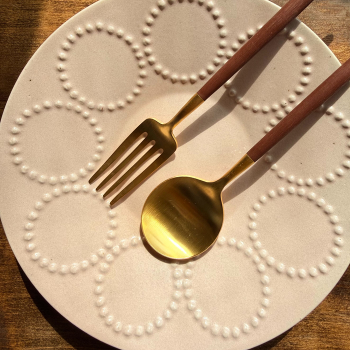 持っているピンクのお皿とも相性がよく、食卓がぱっと華やかに◎