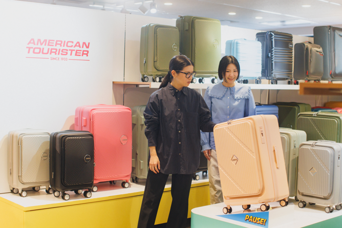 キナリノ編集長のさかた（左）と編集スタッフのこじめぐ（右）