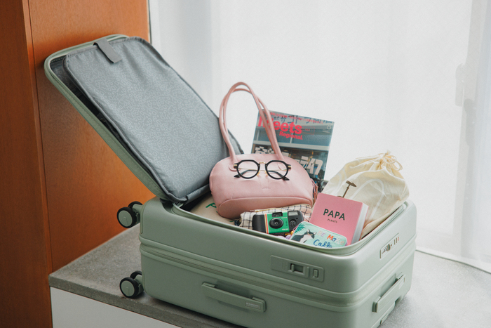 フロントオープンの収納ポケット面から、さらにファスナーを開くとメイン収納部にアクセスできます