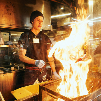 鰹一本釣りのトップランナー「明神水産」のグループ会社が手がける名物店。本場の味と豪快な実演で、高知の鰹文化を存分に体感できます。