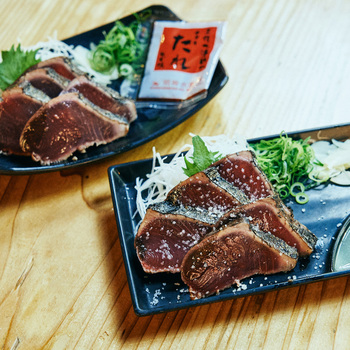 皮目はパリッと香ばしく、中は旨みがギュッと詰まった鰹は本場でしか味わえない逸品。おすすめは天日塩でシンプルに味付けした「塩たたき」（塩・タレセット 1,500円）。