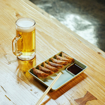 地元民から愛され続ける高知のソウルフード「屋台餃子」。高知県産のニラやショウガをはじめ、国産の野菜をたっぷり使用した軽い食感の餃子は、お酒のアテや〆にもぴったり。独自の黄金色の焼き目が特長で、高知を代表する一皿です（屋台餃子と生ビールのお得セット 980円）。