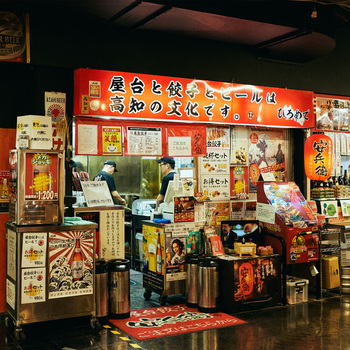 昭和45年に屋台からはじまり、注文を受けてから餃子を包み、専用の鉄板で蒸し焼きにして提供するスタイルは今でも変わらず。出来たての熱々餃子に、県内外からのファンが多く並びます。