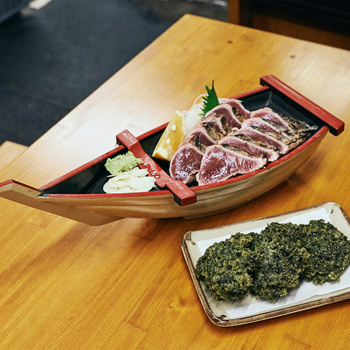 さまざまなお店が自慢の鰹のタタキを提供するなかで、特に地元民の人気が高いのが「やいろ亭」。その日厳選して仕入れた鮮度のいい鰹だけを提供し、味に厳しい高知県民の舌を唸らせています。