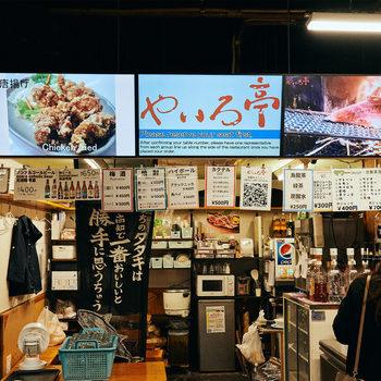肉厚の鰹は食べ応え満点。ほかにも、ハランボ（鰹のはらみ）やうつぼの唐揚げ、青さのりのてんぷらなど、高知ならではの料理が味わえます（塩タタキ10切れ・2人前 2,600円、青さのりの天ぷら600円）。

