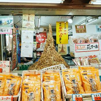 ひろめ市場の名物「芋けんぴタワー」で知られる、手作り芋けんぴのお店。このタワーは、すべて本物の芋けんぴで出来ているというから驚きです。高知は「芋けんぴ」発祥の地でもあるので、ぜひ訪れたい観光スポット。