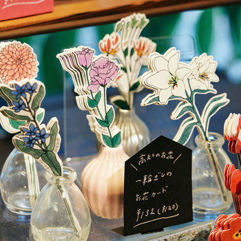 キュートな「一輪挿しのカード（132円）」は、高知ならではのお花が。プレゼントに添えたり、いろんな種類を集めて花束のようにして飾ったりしても◎