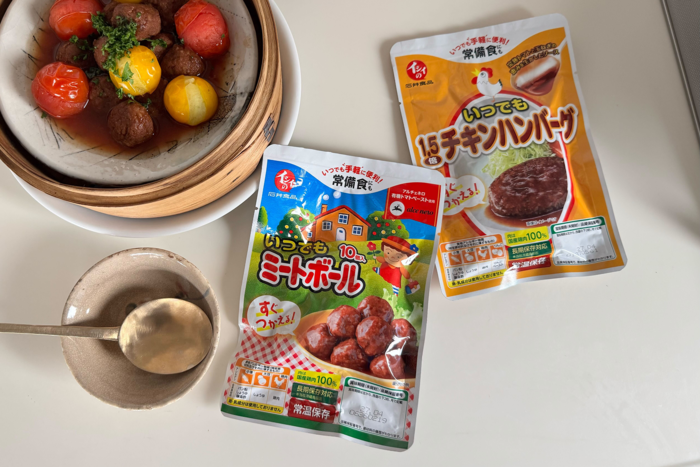 ミートボールはトマト味、テリヤキ味、カレー味、塩味と豊富なラインナップ。そのまま食べても、さまざまな食材や調味料と組み合わせても楽しめて、忙しくても食を諦めたくない大人にもぴったり。「無添加調理」と「国産若鶏100％」のこだわりを同じくする「チキンハンバーグ」も、パンに挟んだり、野菜と組み合わせたりと楽しめそう。登山などアウトドアでも活躍してくれそうだなと思っています（※画像は左から「いつでもミートボール」、「いつでも1.5倍チキンハンバーグ」。ともに常温保存が可能です）
