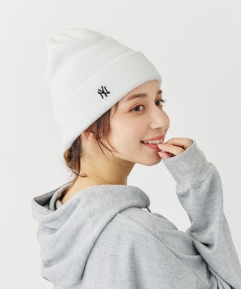 メジャーリーグベースボール唯一の公式キャップとして有名なブランド『NEW ERA/ニューエラ』。ストリートファッションのアイコンとして人気です。

深めのかぶり方は、面長さんにおすすめ。顔の縦の長さが目立たなくなり、より素敵な印象に。また、スポーティーなカジュアルスタイルにもよく合います。