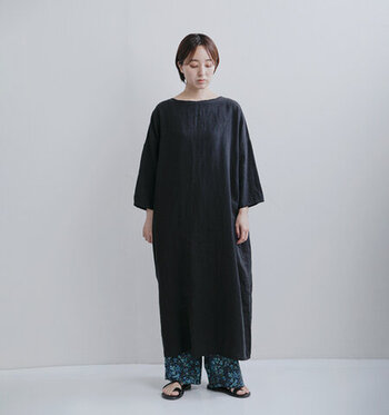 Iラインワンピースなら黒でも重くなりすぎずすっきりした印象に。余計な装飾のないシンプルなデザインで、着回しやすく、普段使いにもぴったりです。花柄のイージーパンツで春らしいムードをプラスして。