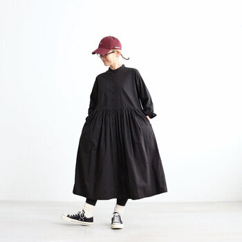 キャップやスニーカーなどメンズライクな要素をふんわり黒ワンピースと合わせた絶妙バランスの春コーディネート。一枚で存在感たっぷりのロング丈黒ワンピースは、楽ちんワンマイルコーデにもぴったりです。