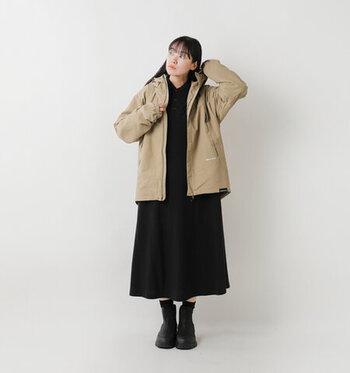 黒ワンピースにゆったりシルエットのパーカーを羽織ったワンマイルコーデ。小物は黒で統一しつつも、明るいトーンの羽織りやバッグで抜け感をプラスしています。