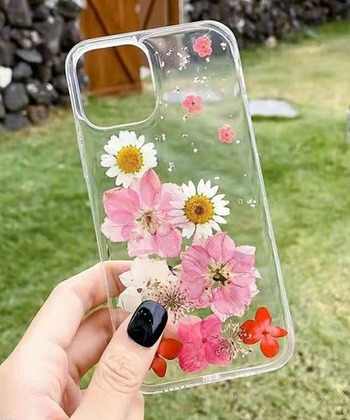 「ハンドメイドのスマホケース」のデザインは、アイデア次第で、無限に広がっていきます。最近は、100円ショップでもクリアケースは手軽に入手可能。やってみたいと思ったときがチャレンジのときです。