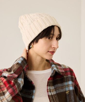 ゆったりと被れるケーブル編みのニット帽は、耳まですっぽりと覆い隠せるのが特徴の一枚。暖かく締め付けないので、どんな場面でも扱いやすいアイテムです。