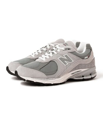 都会的なスタイルに取り入れやすく、大人の女性からの支持も熱い「New Balance(ニューバランス）」。こちらはニューバランスらしいスタイリッシュな表情はそのままに、雨の日にも耐えるゴアテックスを搭載したハイスペックモデル。ヌバックが上品でモダンな印象です。高性能なソールが歩行を快適にサポート。アクティブに動く日にもおすすめです。