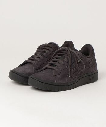「ASICS（アシックス）」から、1980年代に発売されたバスケットボールシューズをベースにしたコートタイプのライフスタイルシューズ。防水透湿性に優れたゴアテックスを採用し、ヒールは最新技術でクッション性を強化。シンプルでどんなスタイルにも合わせやすいスニーカーは、日常のおしゃれを快適にサポートしてくれます。