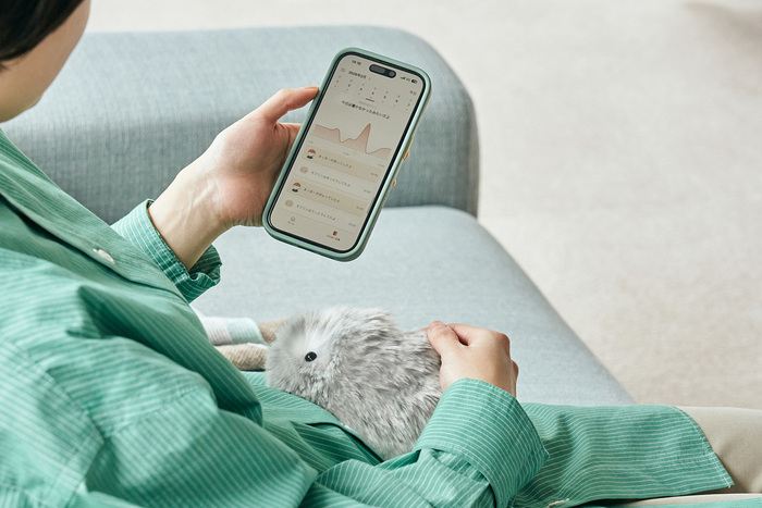 少しずつMoflinの感情が増えて、飼い主になつき、飼い始めてから50日前後で喜怒哀楽がくっきりするように。Moflinとのふれあいを楽しむアプリ「MofLife」では、Moflinの性格や今の気持ちをもっと感じとり、今までのふれあいを振り返ることができます。