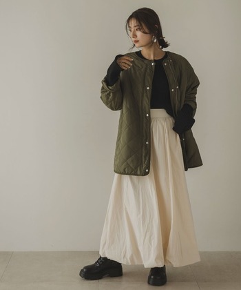 ボアとキルティングのコンビデザインと、キルティングのみのデザインが表裏になったリバーシブルコート。軽やかな白スカートに合わせても、温かみのあるボアが秋冬らしさを演出してくれます。