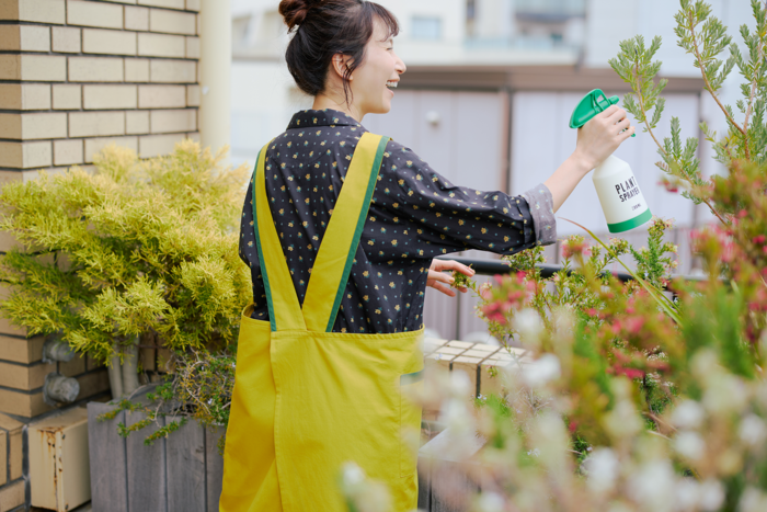 かぶるだけで着られるフリークロスタイプで、忙しいときにもさっと身につけやすい仕様。手触りのよいコットン100%素材を使用した、モダンなカラーリングが映えるデザインです。ゆったりとしたシルエットで動きやすく、長時間の作業でも負担を感じにくいのもポイント。