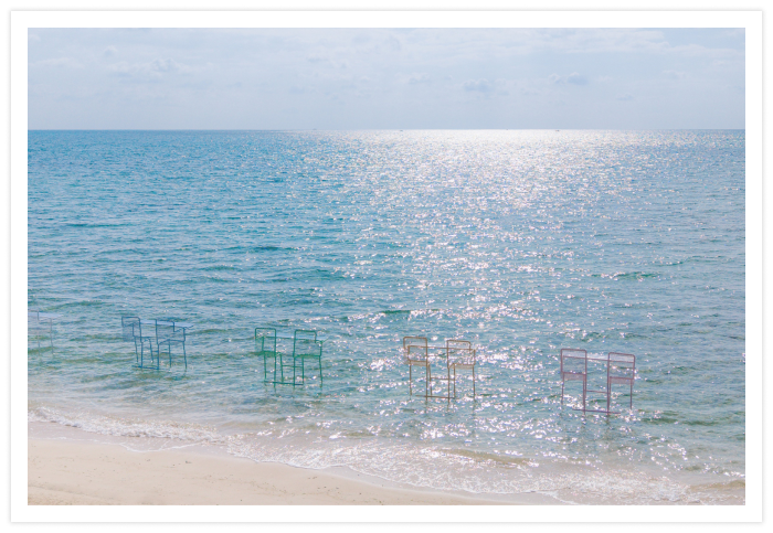 ホテルに隣接されたビーチから遠浅の海をそっと歩いた先に、彩り豊かな海上カウンター席が登場。波音を聞きながら足先を海に浸すと、南国の陽気と心地よい涼しさを同時に感じられます。刻々と表情を変える空ときらめく水面。その絶景を前にすれば、日常の時間がすっと遠ざかるはず。