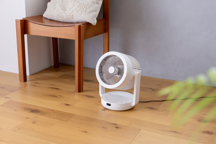 扇風機とサーキュレーターを一台に！異なる2つの風で、賢く心地よく