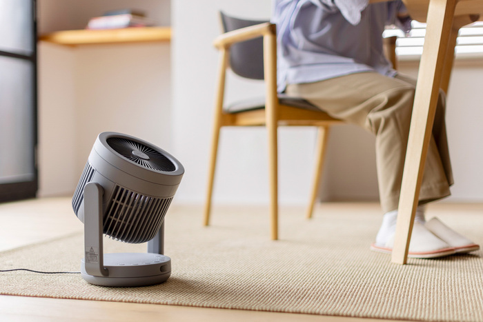 扇風機とサーキュレーターを一台に！異なる2つの風で、賢く心地よく
