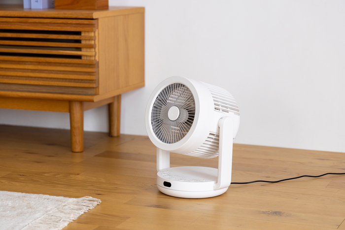 扇風機とサーキュレーターを一台に！異なる2つの風で、賢く心地よく
