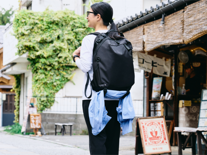 40代になってから、体温調節が苦手になってきたというさかた。街歩きをしていると、暑くなったり汗ばんだりしますが、そんなとき、バックパック下部のループが活躍します。バッグの中にしまう手間がなく、簡単に固定できるので脱ぎ着がぐっと楽に。手がふさがらず、身軽なまま街歩きを続けられます。