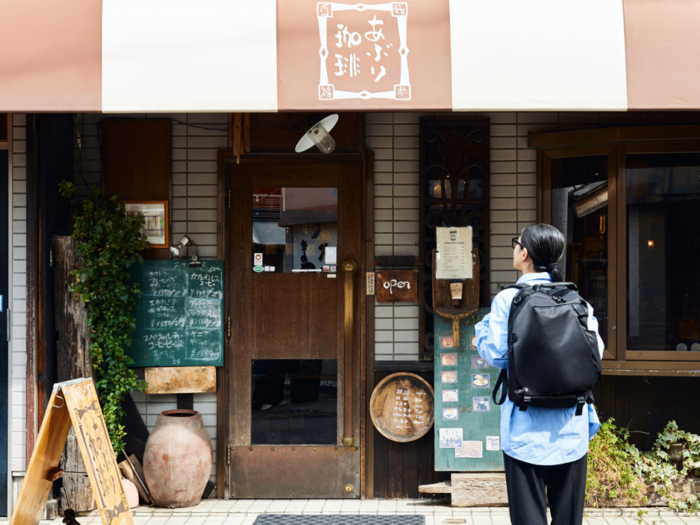 歩き疲れたら、ほっと一息つける場所へ。川越名所の時の鐘からほど近い路地にある「あぶり珈琲」は、自家焙煎のコーヒーが楽しめる一軒。