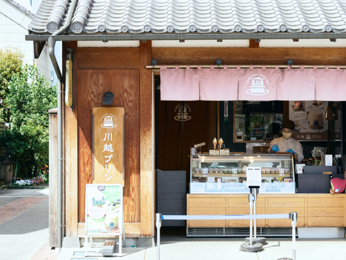 川越さんぽの締めくくりに立ち寄ったのは、プリン専門店「川越プリン」。地元の素材にこだわり、国産の牛乳と卵、マダガスカル産の高級バニラビーンズを使って一つ一つ手作りされています。
